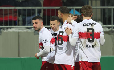 Der VfB Stuttgart bejubelt den Siegtreffer durch Deniz Undav (links).